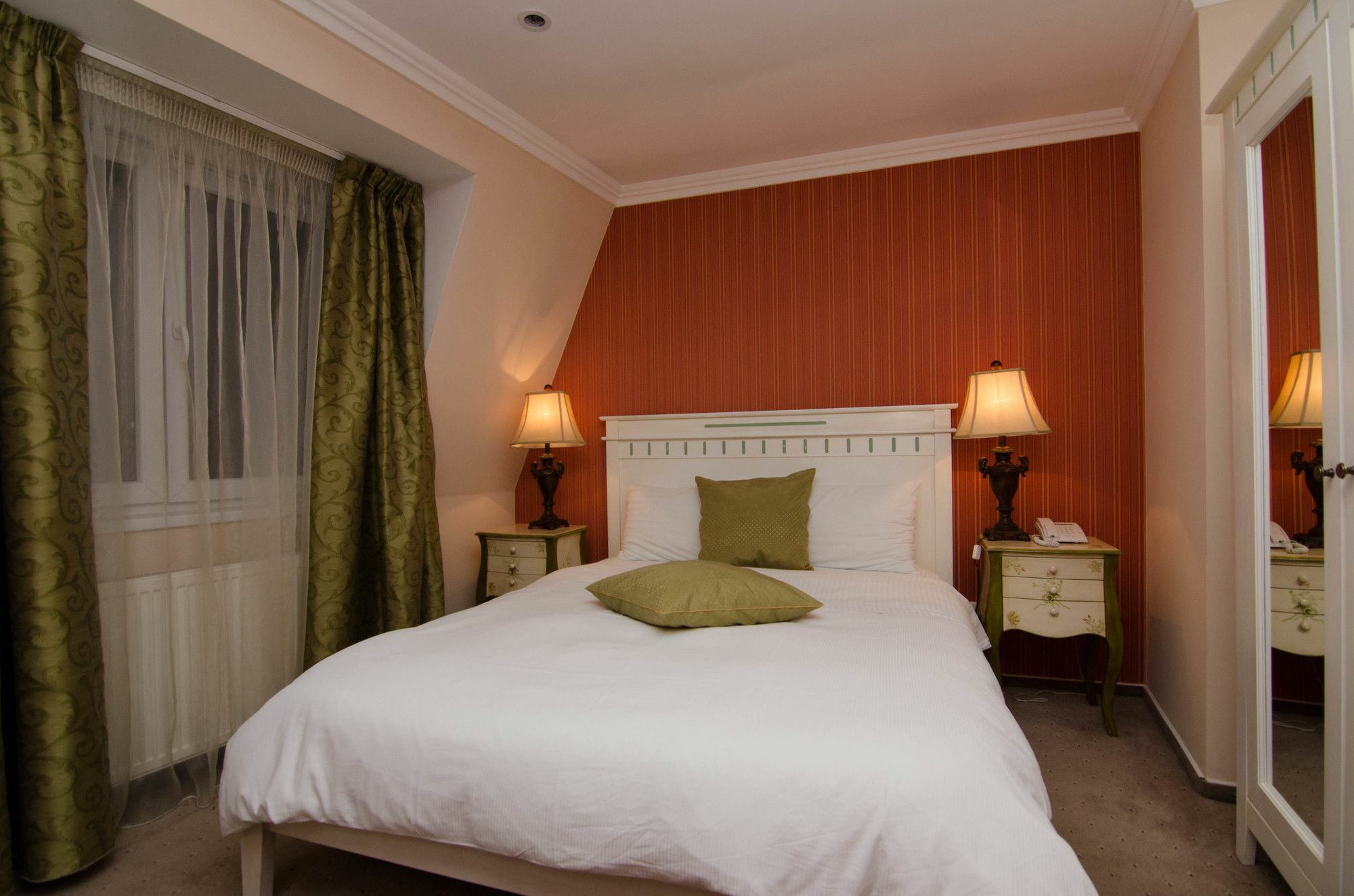 מלון Boutique Monaco 4*